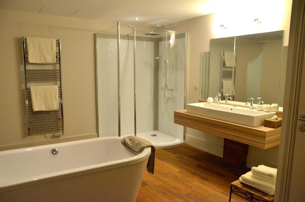Domaine Des Grands Cedres Bed and Breakfast Cordelle Δωμάτιο φωτογραφία