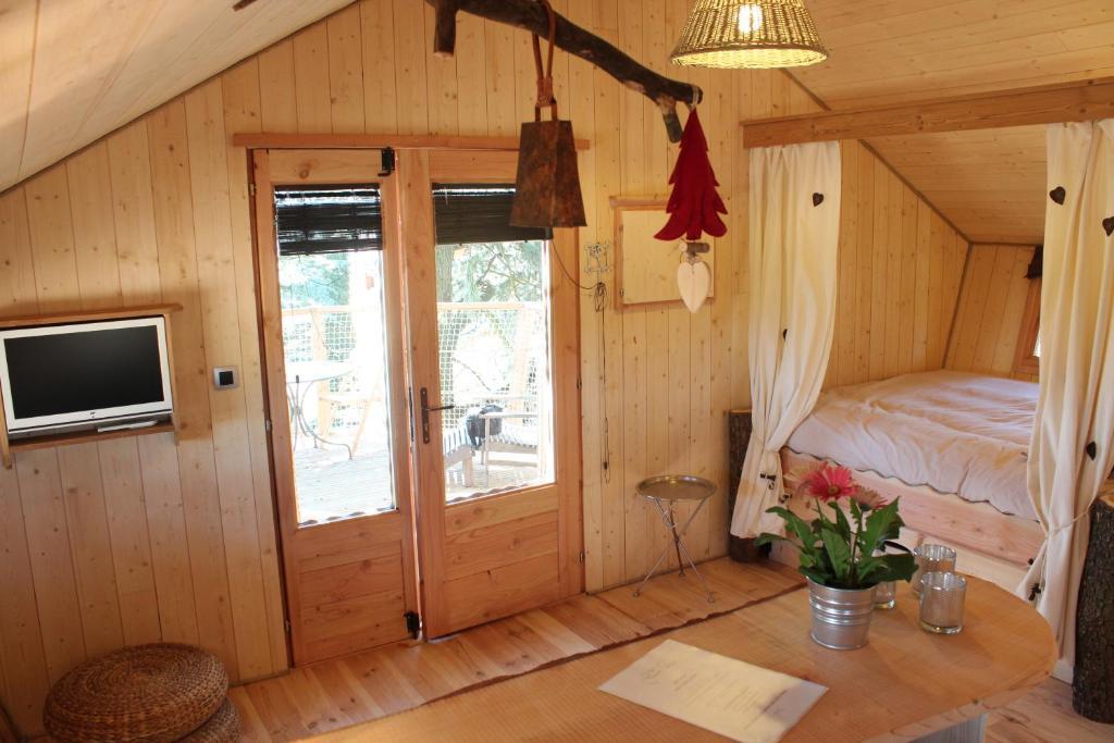 Domaine Des Grands Cedres Bed and Breakfast Cordelle Δωμάτιο φωτογραφία