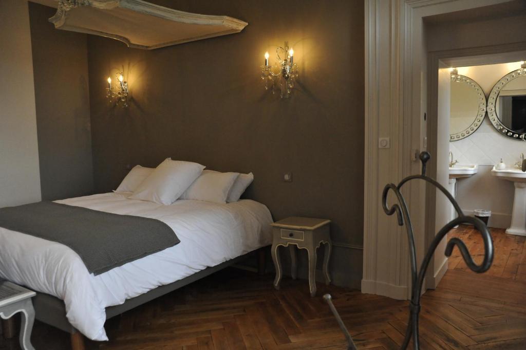Domaine Des Grands Cedres Bed and Breakfast Cordelle Δωμάτιο φωτογραφία