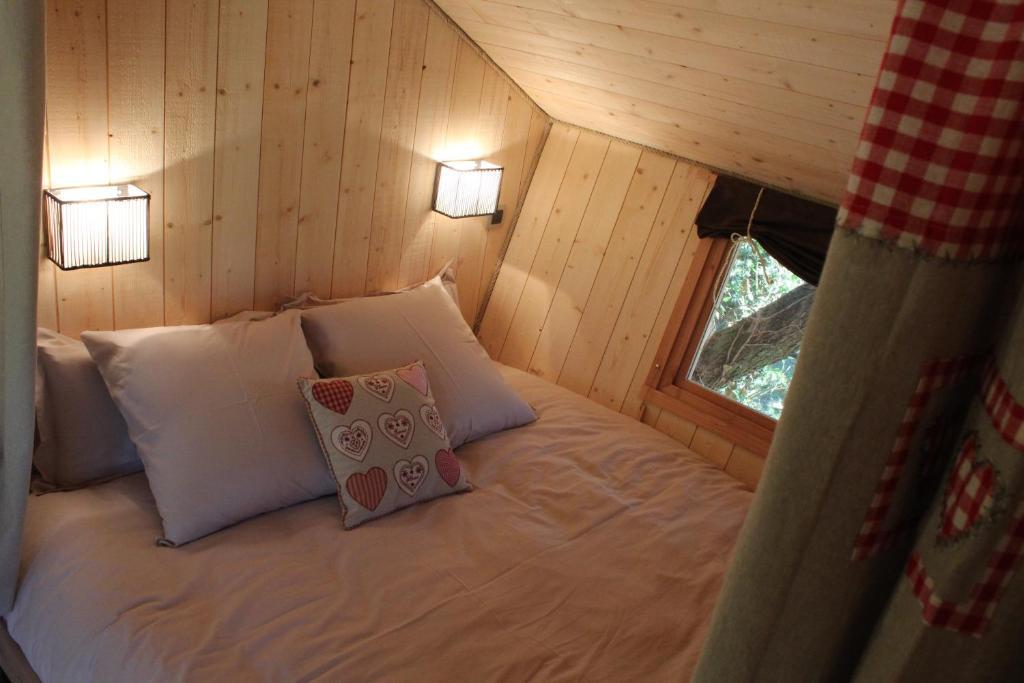 Domaine Des Grands Cedres Bed and Breakfast Cordelle Δωμάτιο φωτογραφία